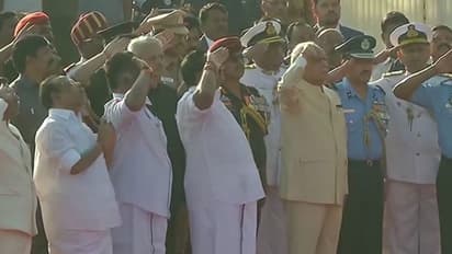 குடியரசு தின விழா... தேசியக் கொடி ஏற்றி வைத்து அணிவகுப்பை ரசிக்கும் ஆளுநர்..!