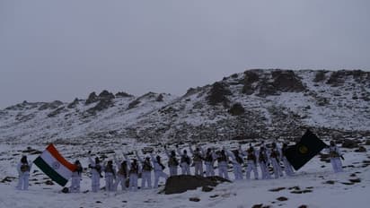 ಹಿಮ ಪರ್ವತ ಗೆದ್ದ ಯೋಧರು: 17 ಸಾವಿರ ಅಡಿ ಎತ್ತರದಲ್ಲಿ ತ್ರಿವರ್ಣ ಧ್ವಜ ಹಾರಿಸಿದರು!