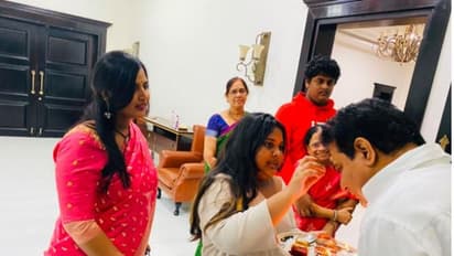 హరీష్ రావు వెనక్కి...: కేటీఆర్ మరింత ముందుకు, కేసీఆర్ ఆలోచన ఇదీ...