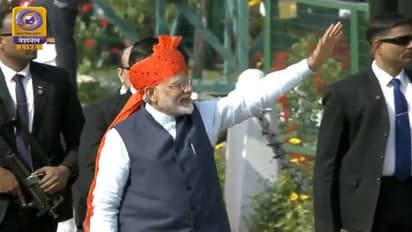 ಜವಾಬ್ದಾರಿ ಮುಗಿಸಿ ಜನರತ್ತ ಬಂದ ಪ್ರಧಾನಿ: ಕೈಬೀಸಿ ಸಂಭ್ರಮಿಸಿದ ಜನತೆ!