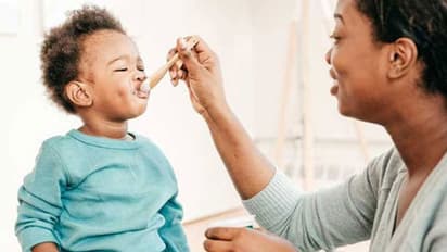 കുട്ടികൾക്ക് ഭക്ഷണം കൊടുക്കുമ്പോൾ ഈ അഞ്ച് കാര്യങ്ങൾ ശ്രദ്ധിക്കണേ...