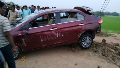 కాల్వలోకి దూసుకెళ్లిన కారు: కుమారుల కళ్లేదుటే తల్లీదండ్రుల మృతి