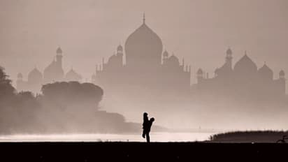 ৬০ বছরের বিবাহিতার প্রেমে হাবুডুবু ২২-এর যুবক, তাজমহলের শহরে তীব্র শোরগোল