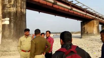 রেল সেতুতে সেলফি তুলতে গিয়ে বিপত্তি,ট্রেনের ধাক্কায় মৃত যুবতী