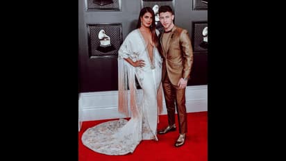 ग्रैमी अवार्ड्स में गाउन को देखकर भड़के यूजर्स, दे रहे हैं ऐसे कमेंट