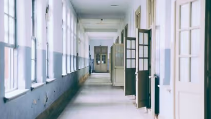 ক্লাসরুমে চুম্বনে মত্ত দ্বাদশ শ্রেণির দুই পড়ুয়া, ভিডিও ভাইরাল হতেই তদন্তের নির্দেশ