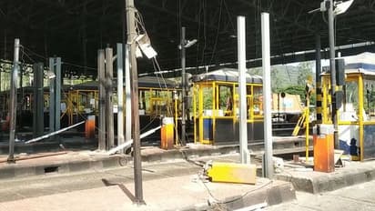 அடித்த நொறுக்கப்பட்ட சுங்கச்சாவடி..! வாகனங்கள் இலவச பயணம்..!