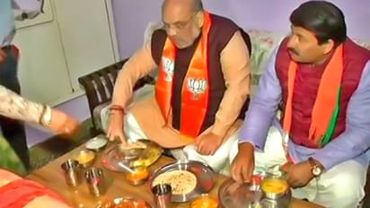 अमित शाह ने कार्यकर्ता के घर खाया खाना तो एक्ट्रेस ने कसा तंज, बोली-महंत बर्तन भी घर से लाए रहे
