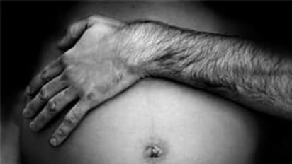 நிறைமாத கற்பமாக இருந்த ஆண்...!! அடையை அவிழ்த்து பார்த்த மருத்துவர்களுக்கு அதிர்சி...!!