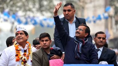 কতটা হিন্দু তিনি, টিভি শো-তে হনুমান চালিসা গাইলেন কেজরিওয়াল