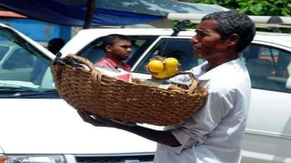 রেশনের লাইনে দাঁড়িয়ে জানতে পারেন  পদ্মশ্রী পাচ্ছেন, কেন এই ফল বিক্রেতাকে সম্মান জানাচ্ছে মোদী সরকার