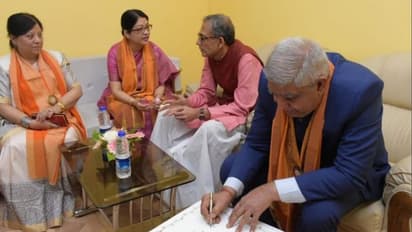 নোবেলজয়ী অভিজিতের সম্মানরক্ষার জন্য সমাবর্তনে যোগ দেননি, দাবি রাজ্যপালের