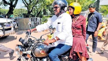 మంత్రి బైక్ పై చక్కర్లు కొట్టిన ఈషా రెబ్బ!