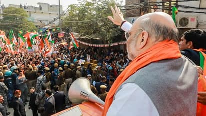 குடியுரிமை திருத்த சட்டத்திற்கு எதிராக கோஷம்... அமித்ஷா கண்முன்னே இளைஞரை துவட்டி எடுத்த தொண்டர்கள்..!