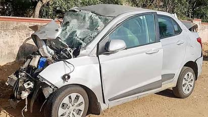 கார்-வேன் நேருக்கு நேர் பயங்கர மோதல்..! 4 பேர் உடல் நசுங்கி பலி..!