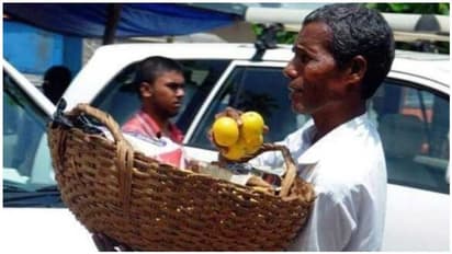 தினமும் சம்பாதிக்கும் 150 ரூபாயில் வியக்க வைத்த பழ வியாபாரி... ஆனந்த கண்ணீர் வடிக்க அங்கீகாரம்..!