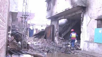 பாகிஸ்தானில் ஏற்பட்ட அதி பயங்கரம்...!! பொதுமக்கள் கண்முன்னால் துடிதுடித்து இறந்த 11 பேர்...!!