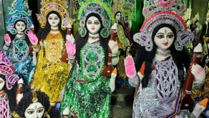 রাস্তার জুড়ে সরস্বতী, শেষ রাতে মিলছে বিস্তর ডিসকাউন্ট