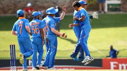 அண்டர் 19 உலக கோப்பை.. முதல் ஓவருலயே 3 விக்கெட்.. கார்த்திக் தியாகியின் அபாரமான பவுலிங்கில் சரணடைந்த ஆஸ்திரேலியா.. இந்தியா அபார வெற்றி