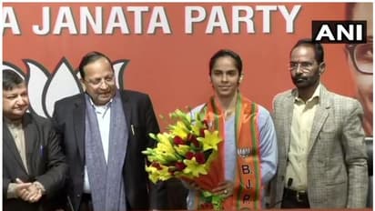 രാഷ്ട്രീയ കോർട്ടിൽ കാൽ വച്ച് സൈന നെഹ്വാൾ; താരം ബിജെപിയിൽ ചേർന്നു