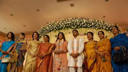 பல பிரபலங்கள் கலந்து கொண்டு வாழ்த்திய நடிகை மீனாவின் திருமண புகைப்படங்கள்..! 10 வருடம் ஆகியும் மாறாத அதே அழகு!