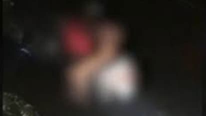 பட்டப்பகலில் நடுத்தெருவில் நிர்வாணமாக சென்ற இளம்பெண்... ஆடை கொடுத்து வாயடைத்துப்போன போலீஸ்..!