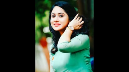 விதவிதமான மாடர்ன் உடையில் அழகில் மிரட்டி... ரசிகர்கள் மனதிற்கு நங்கூரமிடும் மியா ஜார்ஜ்!