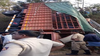 ಲಾರಿ ಪಲ್ಟಿ: ಮದುವೆಗೆ ಹೊರಟಿದ್ದ ಮೂವರು ಸಾವು, 17ಕ್ಕೂ ಹೆಚ್ಚು ಜನರಿಗೆ ಗಾಯ