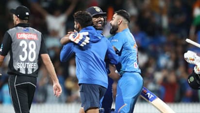 வெற்றி மகிழ்ச்சியில் ஒரு குழந்தையை மாதிரி துள்ளிவந்து ரோஹித்தை கட்டிப்பிடித்த கேப்டன் கோலி.. வீடியோ