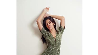 గోల్డ్ రంగు పిల్లా.. గుండె జారుతోందే ఇల్లా.. ఫోటోలతో అదరగొడుతున్న అనూ బేబీ