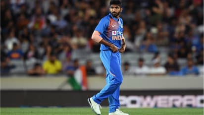 நல்லா வீசிகிட்டு இருந்த ஷமியை விட்டுட்டு சூப்பர் ஓவரை பும்ராவை வீசவைத்தது ஏன்..? ரோஹித் சர்மா விளக்கம்