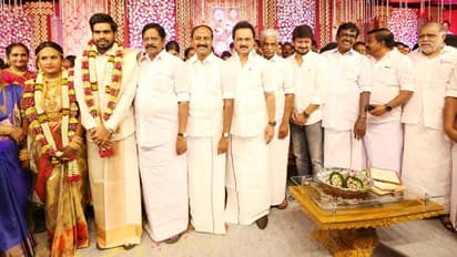 மணல் ராமச்சந்திரன் அருகில் நின்று போஸ் கொடுத்த ஸ்டாலின்...!! அதிர்ச்சியில் தொண்டர்கள்...!!