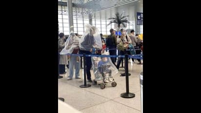 மாஸ்க் கிடைக்காததால் பிளாஸ்டிக் கவரை முகத்தில் போர்த்தி செல்லும் மக்கள்..!