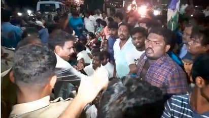 విశాఖ టిడిపి కార్యాలయం వద్ద ఉద్రిక్తత... టిడిపి, వైసిపి శ్రేణుల మధ్య తోపులాట