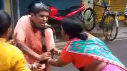 സരസ്വതി പൂജ നടത്താൻ പൂജാരിയില്ല, റോഡിൽ കണ്ട പൂജാരിയെ പൂജ ചെയ്യാൻ നിർബന്ധിച്ച് സ്ത്രീയും കുട്ടികളും