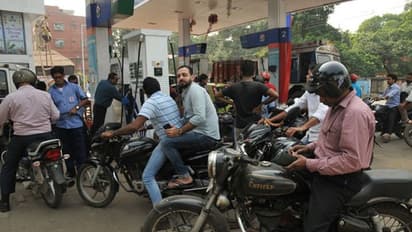 শহরে সস্তায় মিলছে পেট্রোল, সপ্তাহান্তে লং ড্রাইভের প্ল্য়ান কলকাতাবাসীর