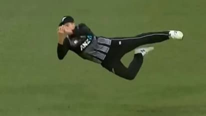 సాంత్నర్ కళ్లు చెదిరే క్యాచ్: విరాట్ కోహ్లీ మళ్లీ ఫెయిల్