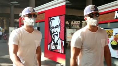 করোনা আতঙ্কে বলিউড, মুখে মাস্ক পড়ে দেখা মিলল রণবীরের