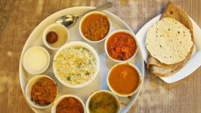 महाराष्ट्र में शुरू हुई थाली पॉलीटिक्स, शिवसेना की 'शिवभजन' तो भाजपा ने शुरू की 'दीनदयाल'