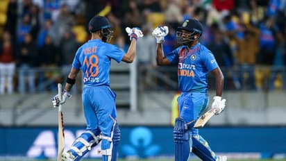 സൂപ്പര് ഓവറില് ആദ്യം ഇറക്കാനിരുന്നത് സഞ്ജുവിനെ; തീരുമാനം മാറ്റാനുള്ള കാരണം വ്യക്തമാക്കി കോലി