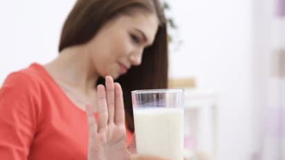 இரவு நேரத்தில் மறந்து கூட இந்த உணவு பொருட்களை சாப்பிடாதீங்க..!