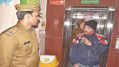 போலீஸ்காரருடன் இன்ஸ்பெக்டர் நடுரோட்டில் கட்டிபுரண்டு சண்டை... பொதுமக்கள் சமாதானம்..!