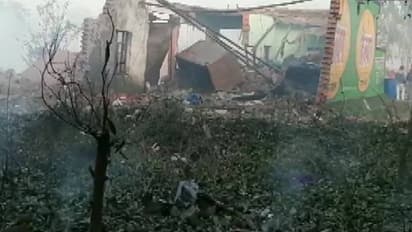 യുപിയില് പടക്കശാലയിലുണ്ടായ തീപിടുത്തത്തില് അഞ്ച് മരണം