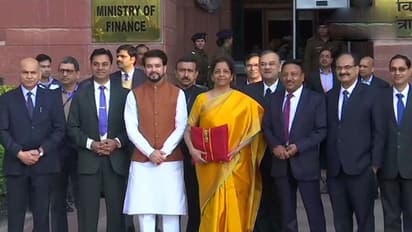 రాష్ట్రపతి కోవింద్ను కలిసి కేంద్ర ఆర్ధిక శాఖ మంత్రి నిర్మలా సీతారామన్