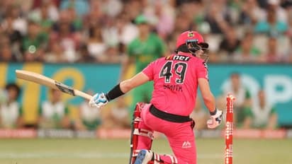 കണ്ടവരുടെ കിളി പോയി; ക്രിക്കറ്റ് ചരിത്രത്തിലെ വിചിത്ര ഔട്ടില് നിന്ന് രക്ഷപെട്ട് സ്മിത്ത്- വീഡിയോ