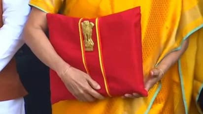 Budget 2020: మళ్లీ అదే ఎర్రని వస్త్రం బ్యాగుతో నిర్మల... తొలుత రాష్ట్రపతి వద్దకు.. ఆపై పార్లమెంట్కు!!