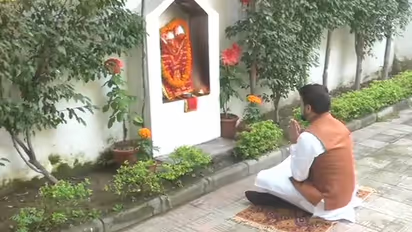 ബജറ്റ് അവതരണത്തിന് മുമ്പ് പ്രാർത്ഥിച്ച് ധനകാര്യ സഹമന്ത്രി അനുരാ​ഗ് താക്കൂർ