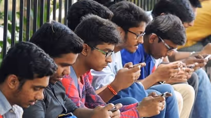 महाराष्ट्र में एक कॉलेज ने कैंपस में मोबाइल फोन के इस्तेमाल पर लगाई रोक