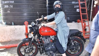 দাবাং স্টাইলে বাইক চালাচ্ছেন সোনাক্ষি,  বুলেটের গতিতে ভাইরাল ছবি