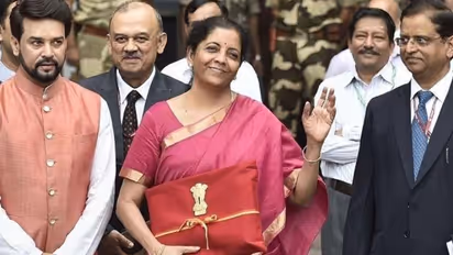 బడ్జెట్ కు.. ఆర్థికమంత్రి చీరలకు లింకుందా? ఈ సారి ఏ రంగు చీర కట్టుకోబోతున్నారు??